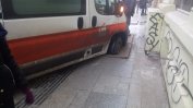 Пътничка пострада тежко при рязко спиране на автобус в София