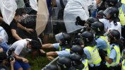 Сблъсъци между полиция и протестиращи пред парламента в Хонконг