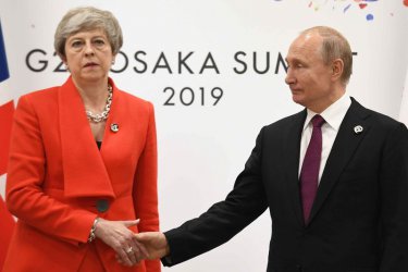 Тереза Мей и Владимир Путин по време на срещата им в Осака