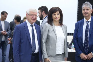 Здравният министър Кирил Ананиев с председателя на парламентарната група на ГЕРБ Даниела Дариткова и депутата Лъчезар Иванов, сн. БГНЕС