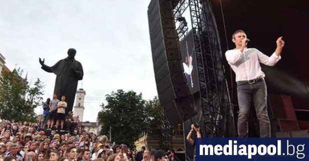 Облечен в черна тениска, украинският рок музикант Святослав Вакарчук се