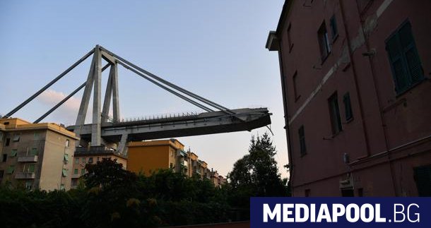 Останките на моста в Генуа, който се срути преди 10
