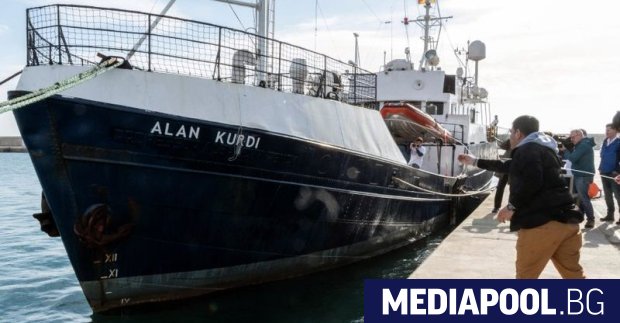 Кораб на германска хуманитарна организация спаси тази сутрин 65 мигранти
