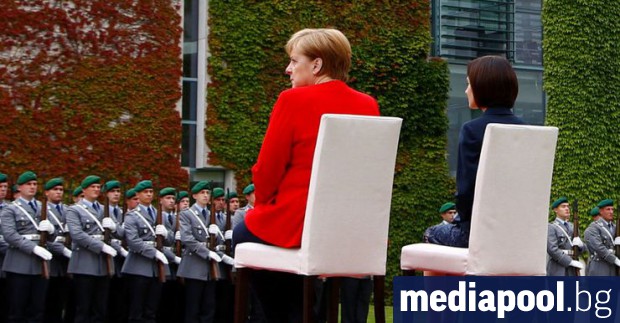 Германската канцлерка отново остана седнала при изпълнението на национални химни
