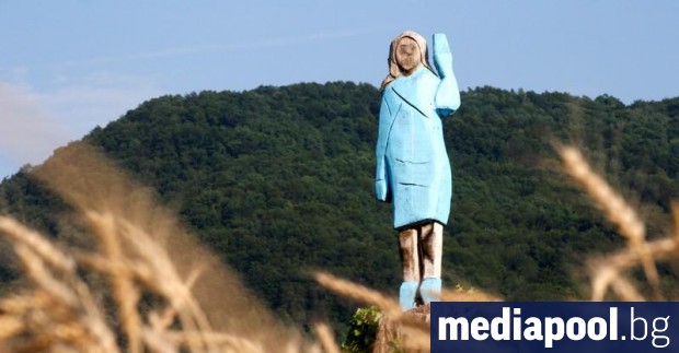 Тържествено откритата в петък дървена статуя на Мелания Тръмп край