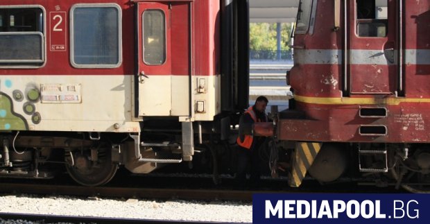 Пътник във влака София Бургас е бил нападнат с нож от