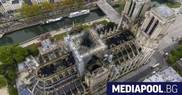 Площадът пред парижката катедрала Нотр Дам продължава да е затворен