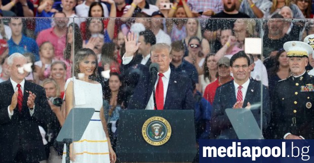 С прелитания на самолети и национални флагове Доналд Тръмп изигра