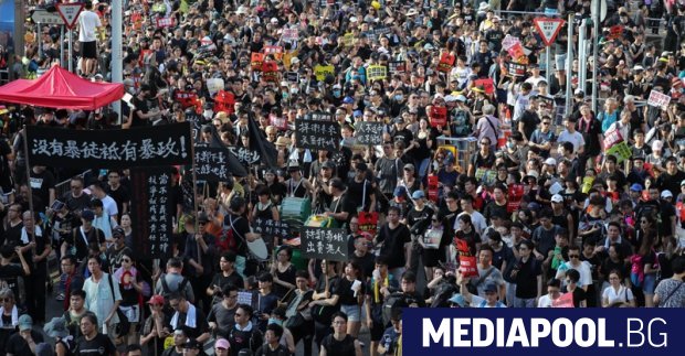 Десетки хиляди се включиха в протест в Хонконг с искане