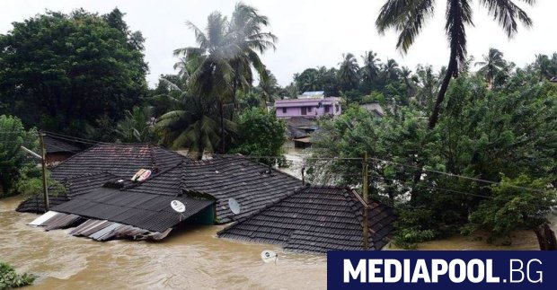 Наводненията и свлачищата провокирани от мусоните в Южна Азия отнеха