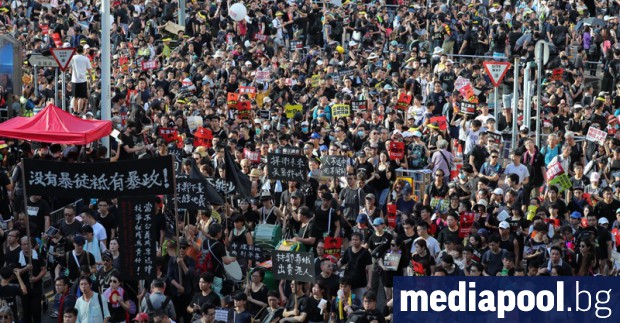 Протестиращи срещу правителството на Хонконг се опитаха да влязат в