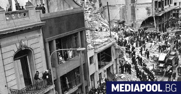 Сутринта на 18 юли 1994 г бомба унищожава сградата в