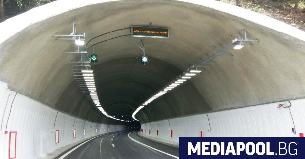 Едната тръба на тунел Ечемишка на магистрала Хемус ще бъде