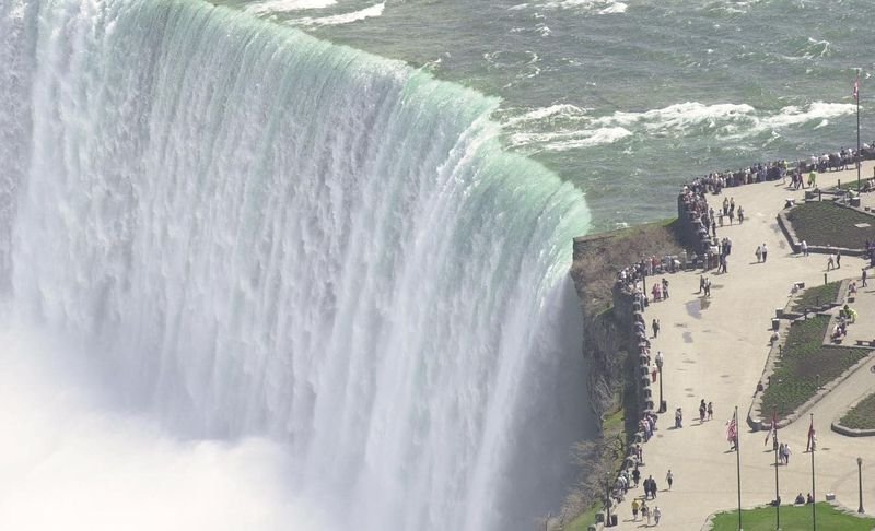 Мъж, скочил нарочно в Ниагарския водопад, е оцелял