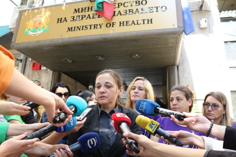 Родители на деца с онкохематологични заболявания и зам.-министър Жени Начева (в средата) обясняват как ще се облекчат процедурите за детските лекарства, сн. БГНЕС