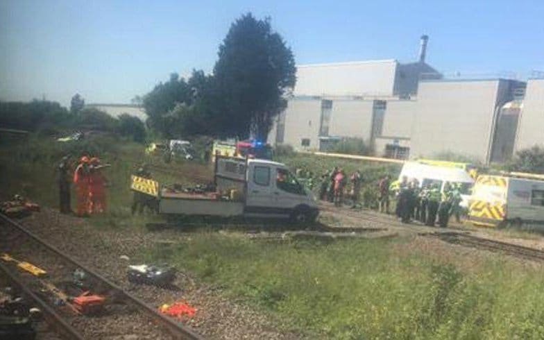 Двама загинаха, след като бяха блъснати от влак във Великобритания
