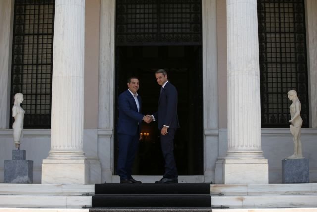Алексис Ципрас посреща Кириакос Мицотакис пред премиерската резиденция, за да му предаде властта