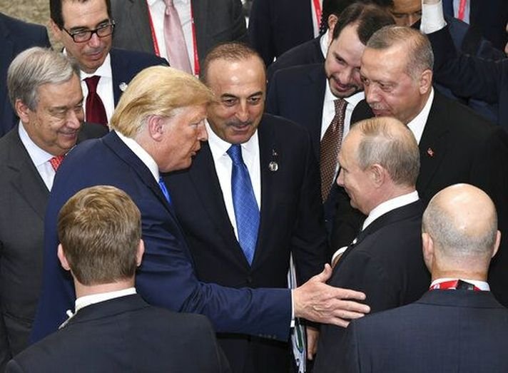 Доналд Тръмп потупва Путин по рамото под погледа на Ердоган (дясно) по време на срещата на Г-20 в Осака