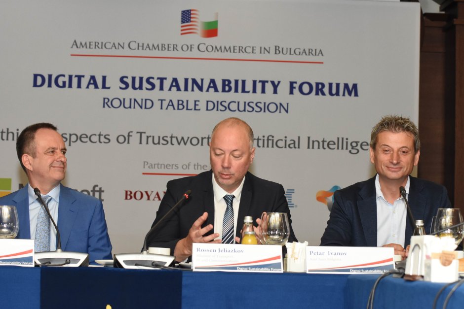 Желязков (в средата) се включи във форума на АмЧам, посветен на дигиталните технологии
