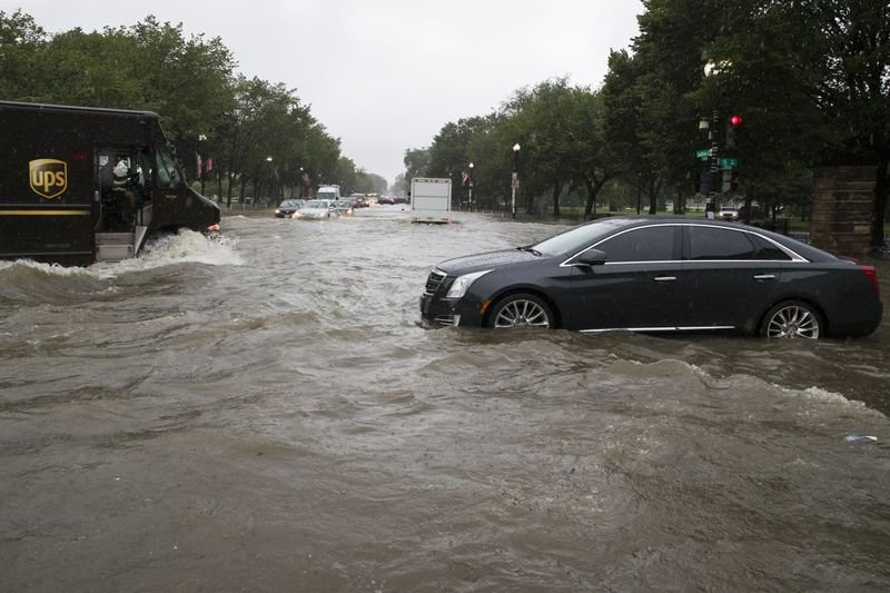 Проливен дъжд превърна улици във вашингтон в реки