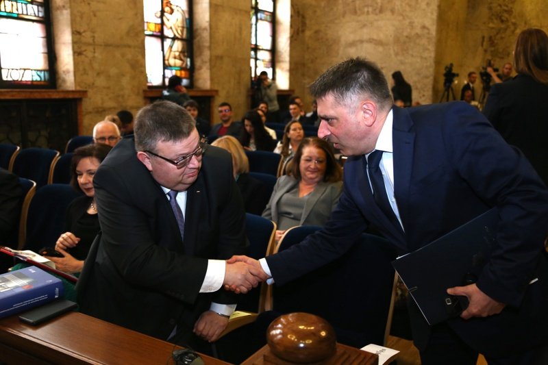 Главният прокурор Сотир Цацаров се ръкува с министъра на правосъдието Данаил Кирилов. Сн. БГНЕС