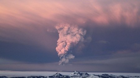 Един от емблематичните вулкани в Исландия 