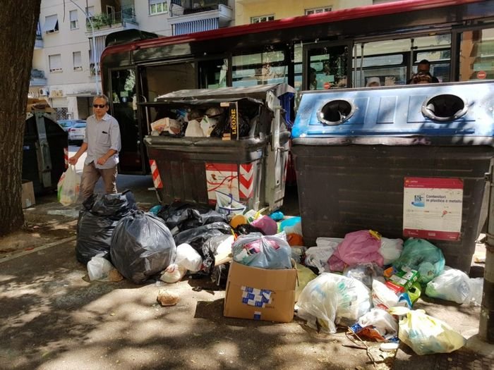 Осеяните с боклуци улици на Рим пораждат опасения от санитарна криза