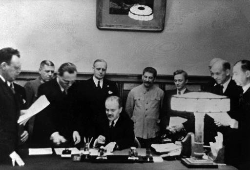 Подписването на Пакта Рибентроп-Молотов