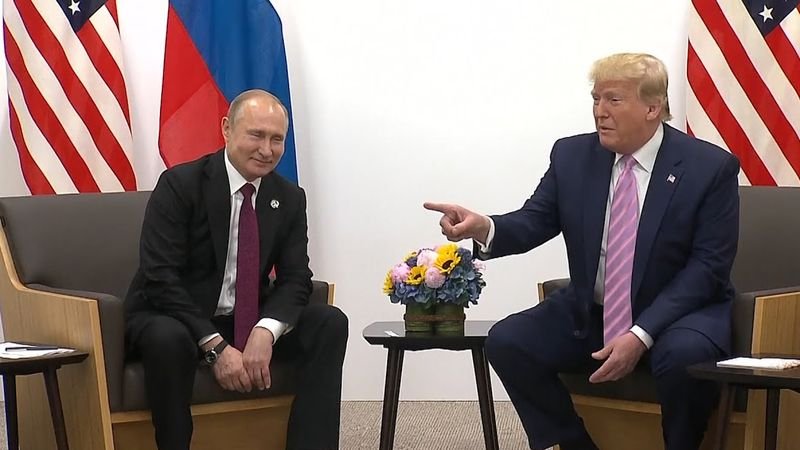 Путин се усмихва, докато Тръмп му казва да не се намесва в изборите в САЩ.