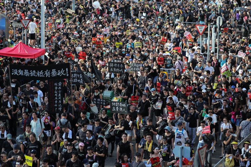 Нови сблъсъци между демонстранти и полицията в Хонконг