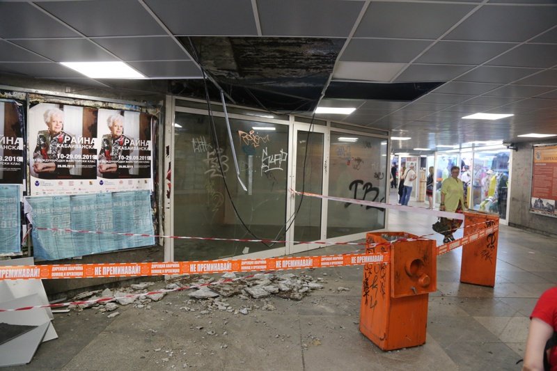 Част от тавана на един от най-използваните подлези в София падна в петък. Сн. БГНЕС