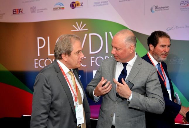 Желязков (вдясно) по време на Пловдивския икономически форум, сн. Министерството на транспорта