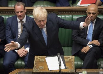 Борис Джонсън говори в британския парламент