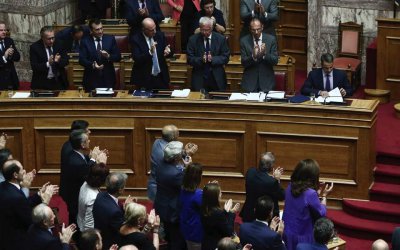 Премиерът Мицотакис в гръцкия парламент (седнал вдясно)