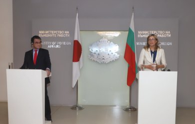 Таро Коно и Екатерина Захариева, сн. БГНЕС
