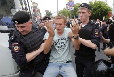 Навални е върнат в затвора; адвокатката му твърди, че е бил отровен