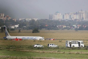 74 ранени при аварийно кацане на руски самолет след сблъсък с чайки