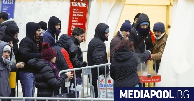 Дискотека мъж и жена си разменят погледи пият смеят се