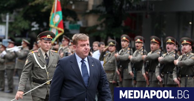 Военният министър Красимир Каракачанов и екипът му използват летните месеци
