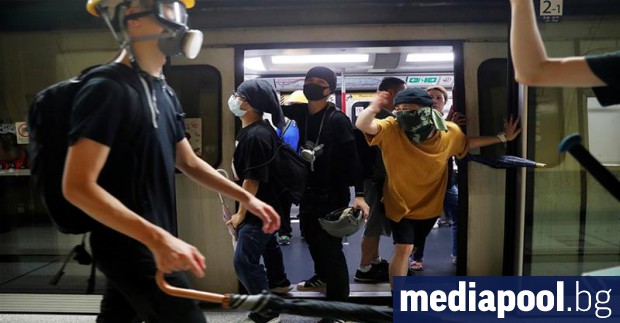 Стотици хонконгски протестиращи блокираха днес железопътния транспорт в сутрешния час