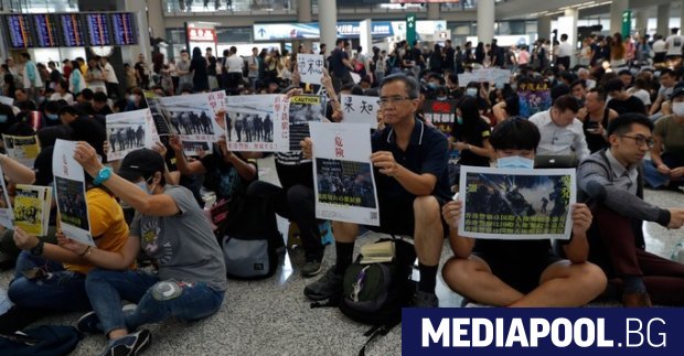 Четирийсет души потърсиха медицинска помощ в Хонконг след снощните сблъсъци