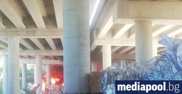 Пожар избухнал в купища полиетиленови боклуци складирани под мост на