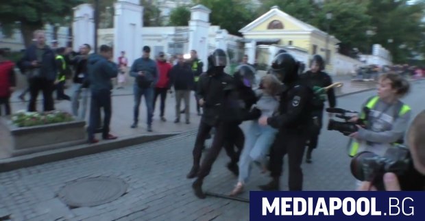 Клип, на който руски полицай удря млада жена в корема,