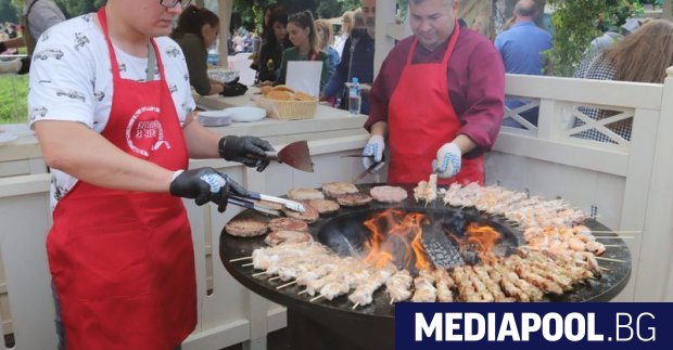 Докато руската полиция за борба с безредиците насилствено потушаваше продемократичните