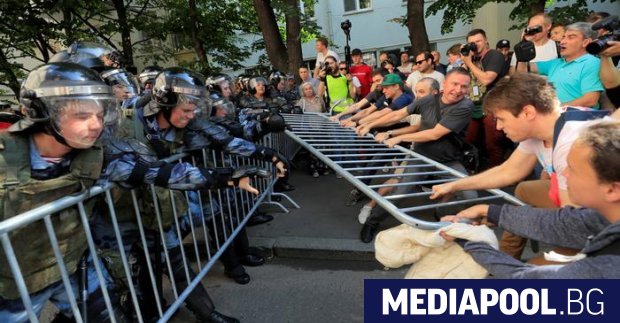 Руският президент Владимир Путин поведе голям военноморски парад ден след