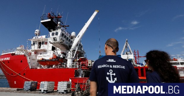 Новият кораб за спасяване на мигранти Оушън вайкинг, нает от