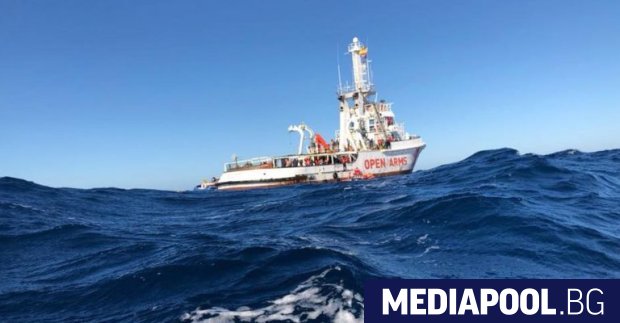 Корабът Оупън Армс на испанската хуманитарна организация Проактива Оупън Армс