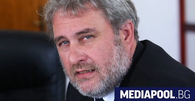 Министърът на културата Боил Банов спря в емоционална акция събарянето