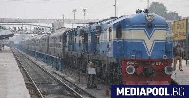 Пакистан съобщи в петък че прекъсва и последната железопътна връзка