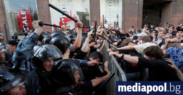 Руската полиция е задържала при опозиционните протести 245 души 146